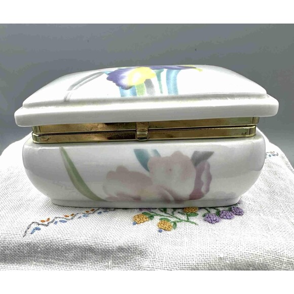 Vintage Jewelry and Music Box from Japan - Picture 2 of 8